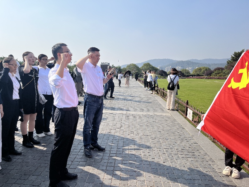 “追寻伟人足迹 传承革命精神”——中共完美在线平台-完美(中国)机关二支部、机关四支部联合开展主题党日活动